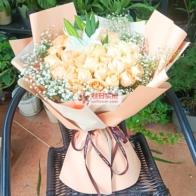 梧州33朵香槟玫瑰百合，心里永远是你
